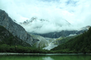 山间翠湖伴云雾缭绕