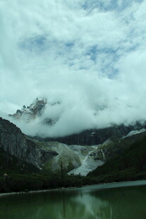 云雾缭绕的山水美景
