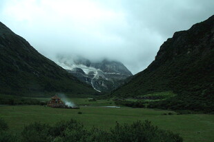 山间绿野中的云雾缭绕之景