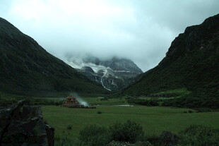 山间绿野中的静谧风光