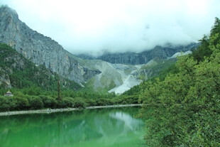青山绿水间的秀丽湖景