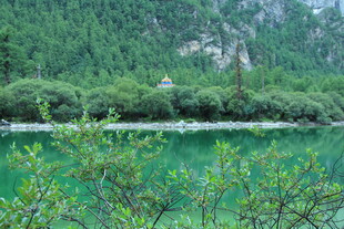 翠绿山林环绕的清澈湖泊