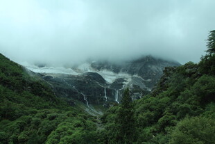 云雾缭绕的山间绿意美景