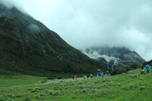 山间绿野徒步者身影