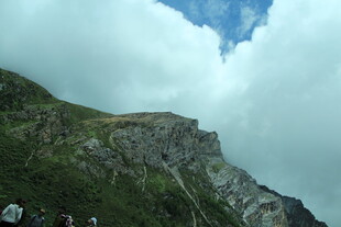 高山之巅云雾缭绕美景