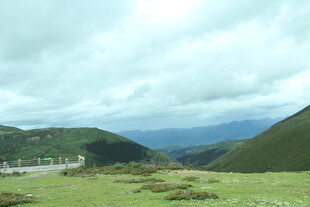 草原山峦间的壮阔风景