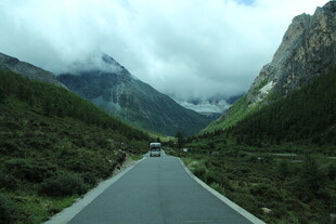 山间公路 云雾缭绕美景