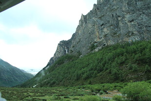 山间峻岭绿意盎然