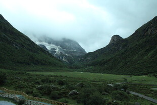 山间云雾缭绕的壮美景色