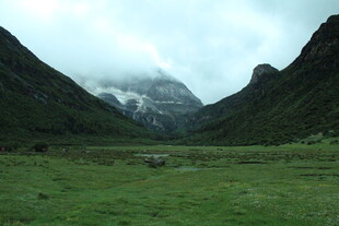 山间草原 云雾缭绕之景
