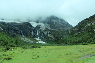 山间绿野 云雾缭绕的美景