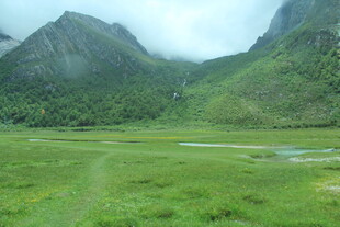 山间绿野 云雾缭绕之景