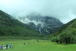 山间绿野中的徒步人群
