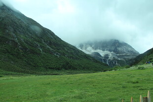 山间绿野 云雾缭绕之景