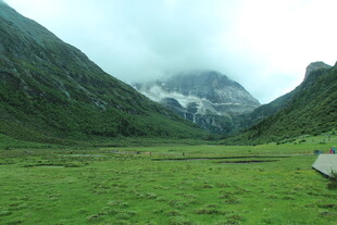 山间绿野 云雾缭绕的美景