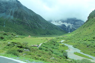 山间绿野溪流美景