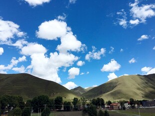 蓝天白云下的秀丽山峦