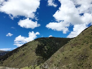蓝天白云下的青山美景