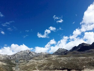 蓝天白云下的壮丽山脉