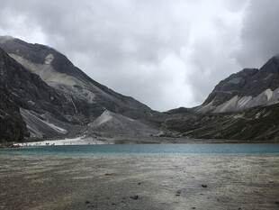 高山湖泊壮丽自然景观