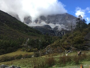 山间云雾缭绕的壮美景色