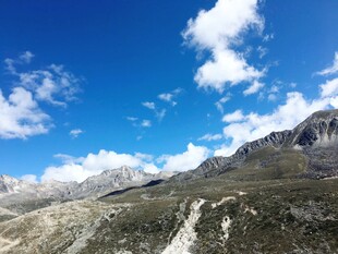 蓝天白云下的山间小路