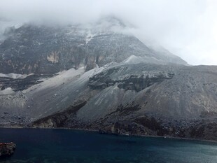 云雾缭绕的高山湖泊