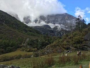 山间云雾缭绕的壮美景色