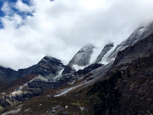 巍峨雪山壮丽自然景观