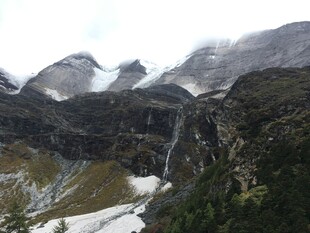 山间瀑布与云雾缭绕美景