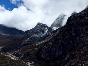 壮丽雪山山谷景观