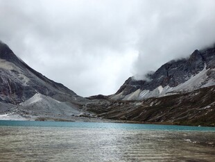 高山下的幽蓝湖泊