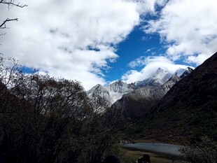山间公路旁的壮丽雪山景色