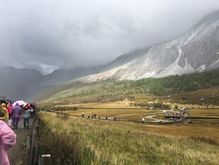 山间观景人群与壮丽风光