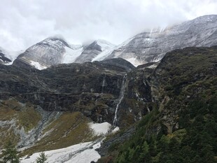 云雾缭绕的壮美雪山景观