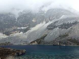 云雾缭绕的高山湖泊