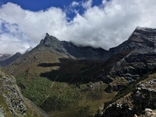 壮丽山景云雾缭绕