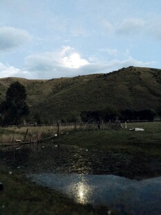山间静谧小湖风景