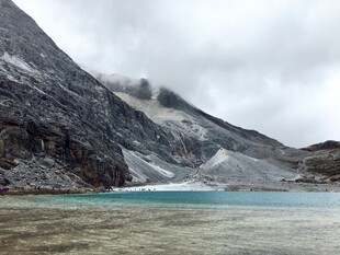 高山下的澄澈湖泊