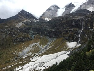 高山雪景中的壮丽自然景观