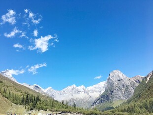 壮丽高山蓝天美景