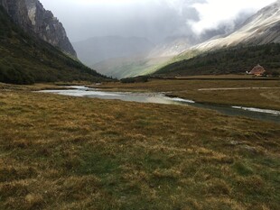 山间草地中的宁静小湖