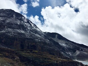 巍峨高山与蓝天白云