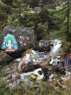 山间多彩玛尼石景观