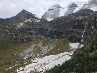 雪山下的壮美自然景观