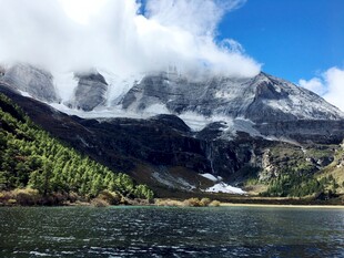 高山湖泊壮丽自然景观