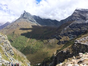 壮丽山峦间的云雾美景