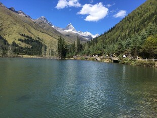 山间静谧湖泊美景