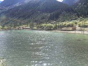 宁静山水间的清澈湖泊