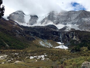 雪山云雾下的壮美自然景观